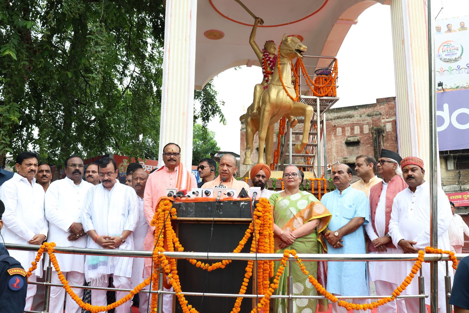 लखनऊ में मुख्यमंत्री योगी आदित्यनाथ ने वीरांगना रानी अवंती बाई लोधी की 196वीं जयंती पर उनकी प्रतिमा पर पुष्पांजलि अर्पित कर श्रद्धांजलि दी। उन्होंने 1857 के प्रथम स्वातंत्र्य समर में रानी अवंती बाई के साहस, त्याग और बलिदान को देशवासियों के लिए प्रेरणास्रोत बताया। मुख्यमंत्री ने कहा कि महिलाओं की सुरक्षा, सम्मान और स्वावलंबन सरकार की प्राथमिकता है। उन्होंने महिला पीएसी बटालियनों के गठन और वीरांगनाओं की अश्वारोही प्रतिमाओं की स्थापना की प्रगति की जानकारी भी दी।