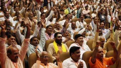 उत्तर प्रदेश में उचित दर विक्रेताओं यानी कोटेदारों के लाभांश में 35 रुपये प्रति कुंतल की वृद्धि की गई है। मुख्यमंत्री योगी आदित्यनाथ ने लोकभवन में ई-पॉस आधारित कोटेदार फीडबैक प्रणाली का शुभारंभ किया। अब कमीशन 90 रुपये से बढ़कर 125 रुपये प्रति कुंतल हो गया है। सिंगल स्टेज डोर-स्टेप डिलीवरी, जीपीएस ट्रैकिंग और डिजिटल रिकॉर्ड से राशन वितरण में पारदर्शिता बढ़ी है। कोटेदारों ने सरकार के फैसले का स्वागत करते हुए इसे आर्थिक राहत और सामाजिक सम्मान से जोड़ा।