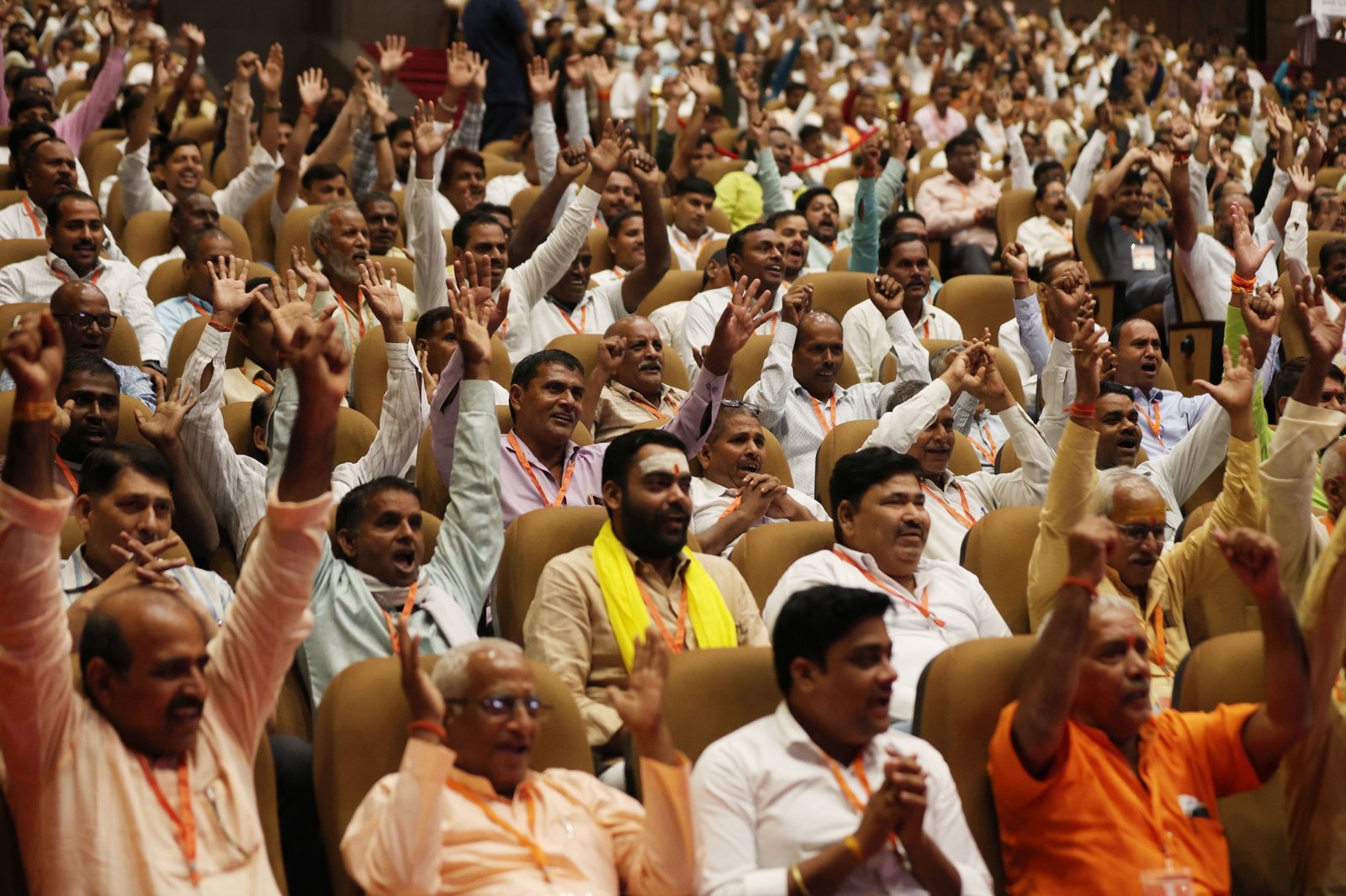 उत्तर प्रदेश में उचित दर विक्रेताओं यानी कोटेदारों के लाभांश में 35 रुपये प्रति कुंतल की वृद्धि की गई है। मुख्यमंत्री योगी आदित्यनाथ ने लोकभवन में ई-पॉस आधारित कोटेदार फीडबैक प्रणाली का शुभारंभ किया। अब कमीशन 90 रुपये से बढ़कर 125 रुपये प्रति कुंतल हो गया है। सिंगल स्टेज डोर-स्टेप डिलीवरी, जीपीएस ट्रैकिंग और डिजिटल रिकॉर्ड से राशन वितरण में पारदर्शिता बढ़ी है। कोटेदारों ने सरकार के फैसले का स्वागत करते हुए इसे आर्थिक राहत और सामाजिक सम्मान से जोड़ा।