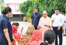 गोरखपुर में जनता दर्शन के दौरान मुख्यमंत्री योगी आदित्यनाथ ने करीब 200 लोगों की समस्याएं सुनीं। एक महिला की जमीन से जुड़े रास्ते की शिकायत पर सीएम योगी ने अधिकारियों को सख्त निर्देश देते हुए कहा कि यदि लेखपाल, कानूनगो और तहसीलदार रास्ता दिलाने में खुद को असमर्थ मानते हैं तो उन्हें सस्पेंड किया जाए। मुख्यमंत्री ने भूमि संबंधी मामलों में लापरवाही मिलने पर संबंधित अधिकारियों के खिलाफ कठोर कार्रवाई के निर्देश दिए। इलाज के लिए आर्थिक सहायता मांगने वालों को आयुष्मान कार्ड और जरूरत पड़ने पर विवेकाधीन कोष से मदद का भरोसा दिया।