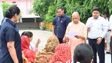 गोरखपुर में जनता दर्शन के दौरान मुख्यमंत्री योगी आदित्यनाथ ने करीब 200 लोगों की समस्याएं सुनीं। एक महिला की जमीन से जुड़े रास्ते की शिकायत पर सीएम योगी ने अधिकारियों को सख्त निर्देश देते हुए कहा कि यदि लेखपाल, कानूनगो और तहसीलदार रास्ता दिलाने में खुद को असमर्थ मानते हैं तो उन्हें सस्पेंड किया जाए। मुख्यमंत्री ने भूमि संबंधी मामलों में लापरवाही मिलने पर संबंधित अधिकारियों के खिलाफ कठोर कार्रवाई के निर्देश दिए। इलाज के लिए आर्थिक सहायता मांगने वालों को आयुष्मान कार्ड और जरूरत पड़ने पर विवेकाधीन कोष से मदद का भरोसा दिया।
