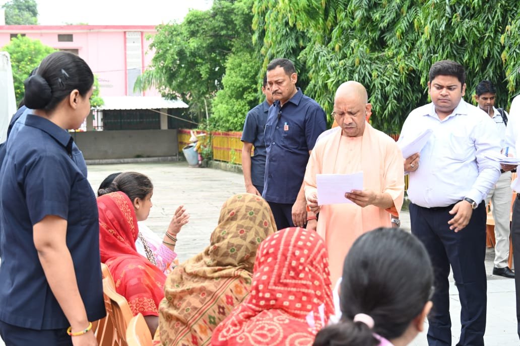 गोरखपुर में जनता दर्शन के दौरान मुख्यमंत्री योगी आदित्यनाथ ने करीब 200 लोगों की समस्याएं सुनीं। एक महिला की जमीन से जुड़े रास्ते की शिकायत पर सीएम योगी ने अधिकारियों को सख्त निर्देश देते हुए कहा कि यदि लेखपाल, कानूनगो और तहसीलदार रास्ता दिलाने में खुद को असमर्थ मानते हैं तो उन्हें सस्पेंड किया जाए। मुख्यमंत्री ने भूमि संबंधी मामलों में लापरवाही मिलने पर संबंधित अधिकारियों के खिलाफ कठोर कार्रवाई के निर्देश दिए। इलाज के लिए आर्थिक सहायता मांगने वालों को आयुष्मान कार्ड और जरूरत पड़ने पर विवेकाधीन कोष से मदद का भरोसा दिया।