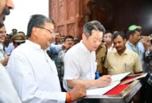 उत्तर प्रदेश और जापान के बीच बढ़ती साझेदारी को नई दिशा देने के लिए जापानी प्रतिनिधिमंडल की यात्रा आगरा से लखनऊ तक पहुंच गई है। ताजमहल और ब्रज संस्कृति से प्रभावित जापानी मेहमान अब लखनऊ में निवेश, पर्यटन, शिक्षा, स्वास्थ्य, एमएसएमई और महिला सशक्तीकरण पर संवाद करेंगे। चार सेक्टोरल सत्रों, प्रस्तावित एमओयू और उद्योग जगत के साथ बैठकों के जरिए उत्तर प्रदेश-जापान सहयोग का रोडमैप तैयार होगा। इसके बाद प्रतिनिधिमंडल वाराणसी समेत पूर्वांचल के बौद्ध और आध्यात्मिक स्थलों का दौरा करेगा।