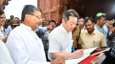 उत्तर प्रदेश और जापान के बीच बढ़ती साझेदारी को नई दिशा देने के लिए जापानी प्रतिनिधिमंडल की यात्रा आगरा से लखनऊ तक पहुंच गई है। ताजमहल और ब्रज संस्कृति से प्रभावित जापानी मेहमान अब लखनऊ में निवेश, पर्यटन, शिक्षा, स्वास्थ्य, एमएसएमई और महिला सशक्तीकरण पर संवाद करेंगे। चार सेक्टोरल सत्रों, प्रस्तावित एमओयू और उद्योग जगत के साथ बैठकों के जरिए उत्तर प्रदेश-जापान सहयोग का रोडमैप तैयार होगा। इसके बाद प्रतिनिधिमंडल वाराणसी समेत पूर्वांचल के बौद्ध और आध्यात्मिक स्थलों का दौरा करेगा।
