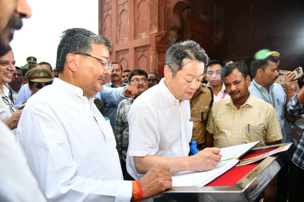 उत्तर प्रदेश और जापान के बीच बढ़ती साझेदारी को नई दिशा देने के लिए जापानी प्रतिनिधिमंडल की यात्रा आगरा से लखनऊ तक पहुंच गई है। ताजमहल और ब्रज संस्कृति से प्रभावित जापानी मेहमान अब लखनऊ में निवेश, पर्यटन, शिक्षा, स्वास्थ्य, एमएसएमई और महिला सशक्तीकरण पर संवाद करेंगे। चार सेक्टोरल सत्रों, प्रस्तावित एमओयू और उद्योग जगत के साथ बैठकों के जरिए उत्तर प्रदेश-जापान सहयोग का रोडमैप तैयार होगा। इसके बाद प्रतिनिधिमंडल वाराणसी समेत पूर्वांचल के बौद्ध और आध्यात्मिक स्थलों का दौरा करेगा।