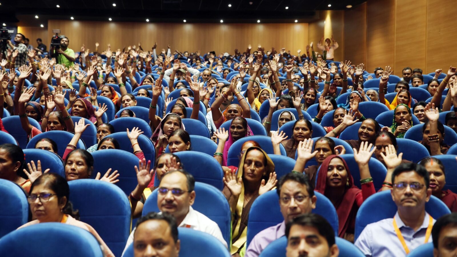 उत्तर प्रदेश में पीएम पोषण योजना के तहत बच्चों के लिए भोजन तैयार करने वाली रसोइया बहनों के लिए मुख्यमंत्री योगी आदित्यनाथ ने बड़ी राहत का ऐलान किया है। मानदेय में प्रतिमाह ₹1,000 की बढ़ोतरी के साथ परिवार सहित ₹5 लाख तक कैशलेस इलाज की सुविधा मिलेगी। राज्यस्तरीय समारोह के बाद प्रदेशभर की रसोइयों ने इसे सम्मान, आर्थिक राहत और सामाजिक सुरक्षा की दिशा में बड़ा कदम बताते हुए मुख्यमंत्री का आभार जताया।