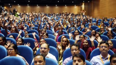 उत्तर प्रदेश में पीएम पोषण योजना के तहत बच्चों के लिए भोजन तैयार करने वाली रसोइया बहनों के लिए मुख्यमंत्री योगी आदित्यनाथ ने बड़ी राहत का ऐलान किया है। मानदेय में प्रतिमाह ₹1,000 की बढ़ोतरी के साथ परिवार सहित ₹5 लाख तक कैशलेस इलाज की सुविधा मिलेगी। राज्यस्तरीय समारोह के बाद प्रदेशभर की रसोइयों ने इसे सम्मान, आर्थिक राहत और सामाजिक सुरक्षा की दिशा में बड़ा कदम बताते हुए मुख्यमंत्री का आभार जताया।