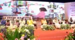 लखनऊ में मुख्यमंत्री योगी आदित्यनाथ ने रक्षाबंधन से पहले 3.54 लाख रसोइयों को चार सौगातें दीं। मानदेय 2,000 से बढ़ाकर 3,000 रुपये, दुर्घटना सहायता के लिए 2 लाख रुपये, प्रतिवर्ष 5 लाख रुपये तक कैशलेस स्वास्थ्य सुविधा और परिधान राशि 500 से बढ़ाकर 1,000 रुपये की गई। मुख्यमंत्री ने रसोइयों के योगदान, पीएम पोषण योजना, बेसिक शिक्षा सुधार, नकलमुक्त परीक्षा व्यवस्था और बच्चों के स्वस्थ भविष्य पर जोर दिया। समारोह में उपमुख्यमंत्री ब्रजेश पाठक समेत मंत्री और विधायक मौजूद रहे।