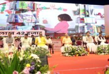 लखनऊ में मुख्यमंत्री योगी आदित्यनाथ ने रक्षाबंधन से पहले 3.54 लाख रसोइयों को चार सौगातें दीं। मानदेय 2,000 से बढ़ाकर 3,000 रुपये, दुर्घटना सहायता के लिए 2 लाख रुपये, प्रतिवर्ष 5 लाख रुपये तक कैशलेस स्वास्थ्य सुविधा और परिधान राशि 500 से बढ़ाकर 1,000 रुपये की गई। मुख्यमंत्री ने रसोइयों के योगदान, पीएम पोषण योजना, बेसिक शिक्षा सुधार, नकलमुक्त परीक्षा व्यवस्था और बच्चों के स्वस्थ भविष्य पर जोर दिया। समारोह में उपमुख्यमंत्री ब्रजेश पाठक समेत मंत्री और विधायक मौजूद रहे।