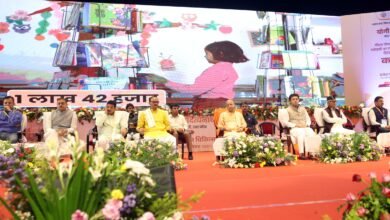 लखनऊ में मुख्यमंत्री योगी आदित्यनाथ ने रक्षाबंधन से पहले 3.54 लाख रसोइयों को चार सौगातें दीं। मानदेय 2,000 से बढ़ाकर 3,000 रुपये, दुर्घटना सहायता के लिए 2 लाख रुपये, प्रतिवर्ष 5 लाख रुपये तक कैशलेस स्वास्थ्य सुविधा और परिधान राशि 500 से बढ़ाकर 1,000 रुपये की गई। मुख्यमंत्री ने रसोइयों के योगदान, पीएम पोषण योजना, बेसिक शिक्षा सुधार, नकलमुक्त परीक्षा व्यवस्था और बच्चों के स्वस्थ भविष्य पर जोर दिया। समारोह में उपमुख्यमंत्री ब्रजेश पाठक समेत मंत्री और विधायक मौजूद रहे।