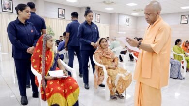 लखनऊ में जनता दर्शन के दौरान सीतापुर की पूनम देवी ने मुख्यमंत्री योगी आदित्यनाथ से गोपालन के जरिए आत्मनिर्भर बनने की इच्छा जताई। मुख्यमंत्री ने उनकी मांग पर तत्काल अपर मुख्य सचिव पशुधन को निराश्रित गाय उपलब्ध कराने और मुख्यमंत्री सहभागिता योजना के तहत आर्थिक सहायता दिलाने के निर्देश दिए। सीएम योगी ने गोसेवा के महत्व पर भी उनका उत्साहवर्धन किया। वहीं एक दिव्यांग ने जमीन पर अवैध कब्जे की शिकायत की, जिस पर मुख्यमंत्री ने जांच कराकर समयबद्ध निराकरण के निर्देश दिए।