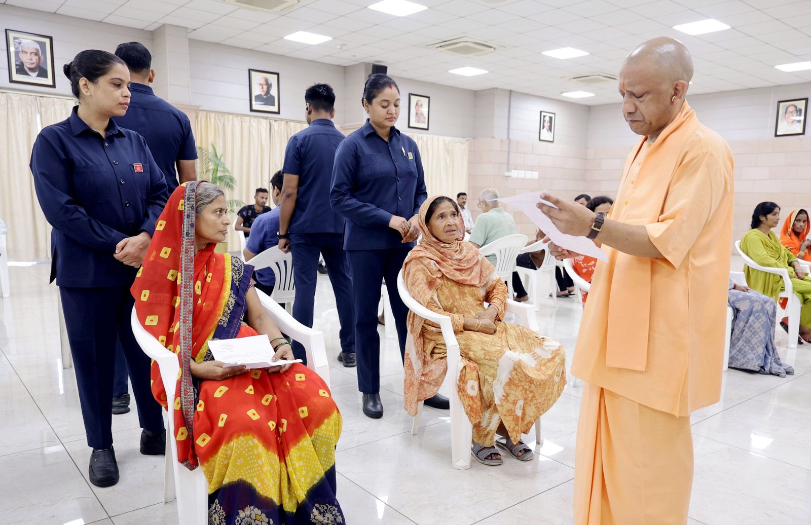लखनऊ में जनता दर्शन के दौरान सीतापुर की पूनम देवी ने मुख्यमंत्री योगी आदित्यनाथ से गोपालन के जरिए आत्मनिर्भर बनने की इच्छा जताई। मुख्यमंत्री ने उनकी मांग पर तत्काल अपर मुख्य सचिव पशुधन को निराश्रित गाय उपलब्ध कराने और मुख्यमंत्री सहभागिता योजना के तहत आर्थिक सहायता दिलाने के निर्देश दिए। सीएम योगी ने गोसेवा के महत्व पर भी उनका उत्साहवर्धन किया। वहीं एक दिव्यांग ने जमीन पर अवैध कब्जे की शिकायत की, जिस पर मुख्यमंत्री ने जांच कराकर समयबद्ध निराकरण के निर्देश दिए।