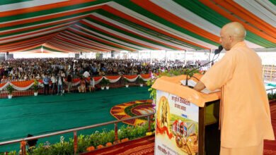 रायबरेली में मुख्यमंत्री योगी आदित्यनाथ ने कांग्रेस और सपा पर तीखा हमला बोलते हुए कहा कि इन दलों ने देश-समाज को बांटने और तुष्टिकरण की राजनीति को बढ़ावा दिया। उन्होंने राहुल गांधी और कांग्रेस प्रदेश अध्यक्ष पर भी निशाना साधा। मुख्यमंत्री ने 879 करोड़ रुपये की 346 विकास परियोजनाओं की सौगात देते हुए रायबरेली के बदलते स्वरूप, मॉडर्न कोच फैक्ट्री, एम्स, रोजगार, आवास और जनकल्याणकारी योजनाओं की उपलब्धियां गिनाईं।