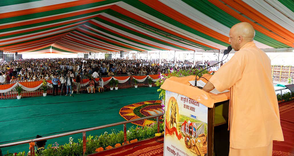 रायबरेली में मुख्यमंत्री योगी आदित्यनाथ ने कांग्रेस और सपा पर तीखा हमला बोलते हुए कहा कि इन दलों ने देश-समाज को बांटने और तुष्टिकरण की राजनीति को बढ़ावा दिया। उन्होंने राहुल गांधी और कांग्रेस प्रदेश अध्यक्ष पर भी निशाना साधा। मुख्यमंत्री ने 879 करोड़ रुपये की 346 विकास परियोजनाओं की सौगात देते हुए रायबरेली के बदलते स्वरूप, मॉडर्न कोच फैक्ट्री, एम्स, रोजगार, आवास और जनकल्याणकारी योजनाओं की उपलब्धियां गिनाईं।