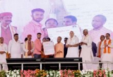 देवरिया में मुख्यमंत्री योगी आदित्यनाथ ने सलेमपुर और भाटपाररानी विधानसभा क्षेत्रों के लिए 305 करोड़ रुपये की 80 विकास परियोजनाओं का लोकार्पण और शिलान्यास किया। इस दौरान उन्होंने जेपीएनआईसी परियोजना को लेकर सपा और अखिलेश यादव पर गंभीर आरोप लगाए। सीएम ने कहा कि जनता के पैसे से बने प्रोजेक्ट को निजी कंपनी को सौंपने की तैयारी थी। उन्होंने रोजगार, निशुल्क बस यात्रा, इंसेफेलाइटिस नियंत्रण और यूपी के विकास कार्यों पर भी सरकार की उपलब्धियां गिनाईं।