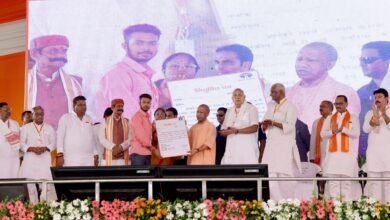 देवरिया में मुख्यमंत्री योगी आदित्यनाथ ने सलेमपुर और भाटपाररानी विधानसभा क्षेत्रों के लिए 305 करोड़ रुपये की 80 विकास परियोजनाओं का लोकार्पण और शिलान्यास किया। इस दौरान उन्होंने जेपीएनआईसी परियोजना को लेकर सपा और अखिलेश यादव पर गंभीर आरोप लगाए। सीएम ने कहा कि जनता के पैसे से बने प्रोजेक्ट को निजी कंपनी को सौंपने की तैयारी थी। उन्होंने रोजगार, निशुल्क बस यात्रा, इंसेफेलाइटिस नियंत्रण और यूपी के विकास कार्यों पर भी सरकार की उपलब्धियां गिनाईं।