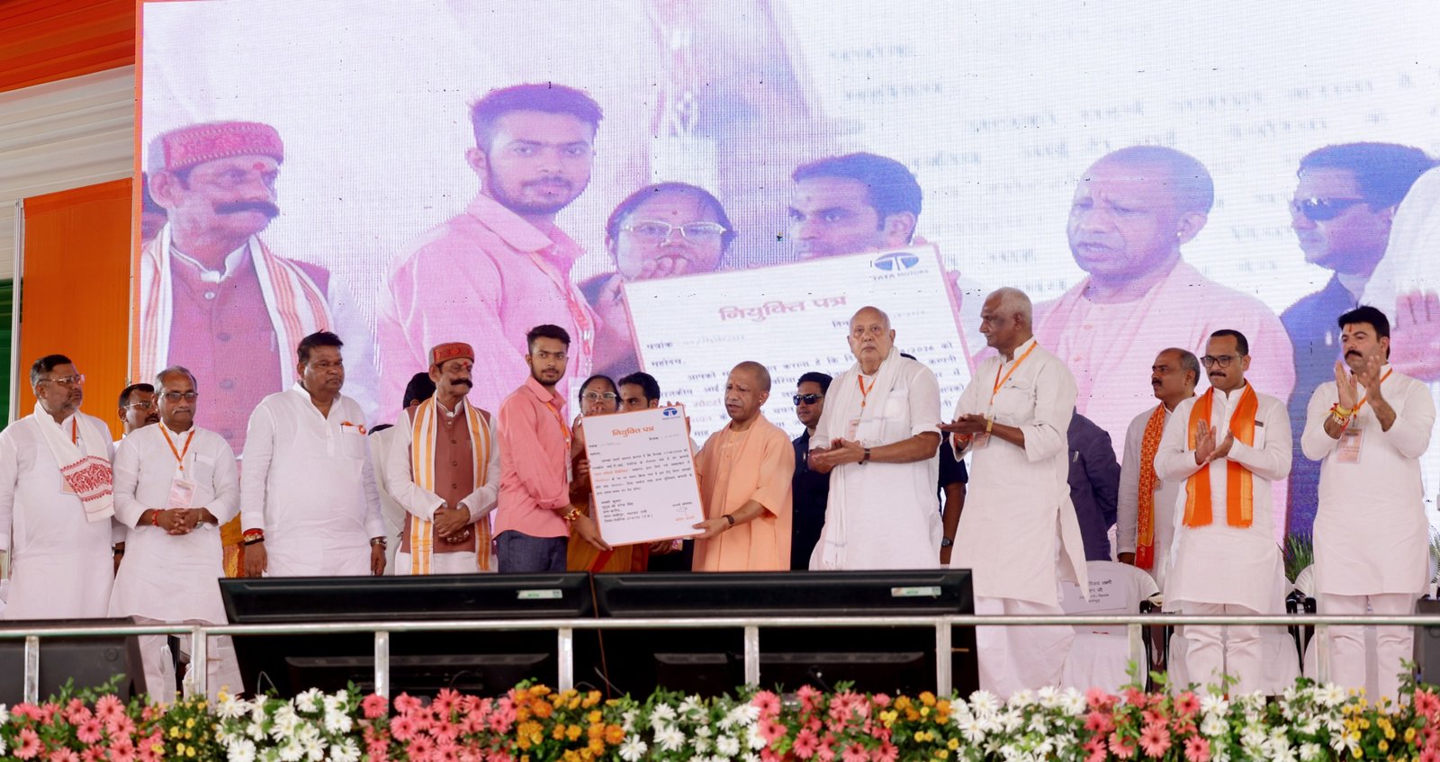 देवरिया में मुख्यमंत्री योगी आदित्यनाथ ने सलेमपुर और भाटपाररानी विधानसभा क्षेत्रों के लिए 305 करोड़ रुपये की 80 विकास परियोजनाओं का लोकार्पण और शिलान्यास किया। इस दौरान उन्होंने जेपीएनआईसी परियोजना को लेकर सपा और अखिलेश यादव पर गंभीर आरोप लगाए। सीएम ने कहा कि जनता के पैसे से बने प्रोजेक्ट को निजी कंपनी को सौंपने की तैयारी थी। उन्होंने रोजगार, निशुल्क बस यात्रा, इंसेफेलाइटिस नियंत्रण और यूपी के विकास कार्यों पर भी सरकार की उपलब्धियां गिनाईं।
