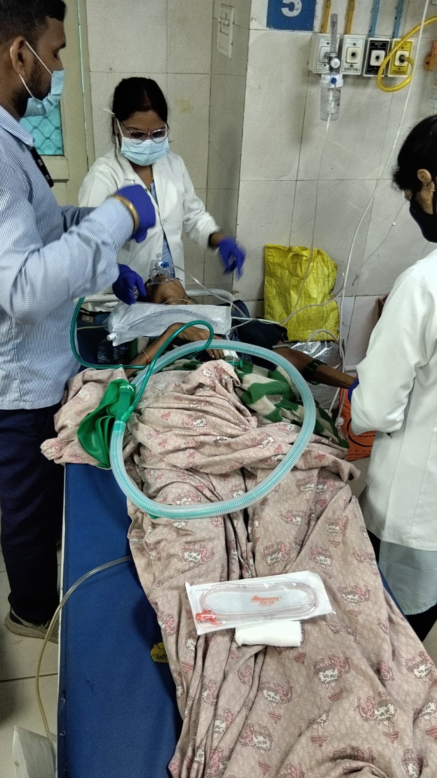 लखनऊ में मुख्यमंत्री योगी आदित्यनाथ के जनता दर्शन में संवेदनशीलता और मानवीयता का विशेष दृश्य देखने को मिला। अयोध्या से गंभीर बीमार बहन बबिता को लेकर पहुंचे भाई श्याम सोनकर की गुहार पर सीएम योगी ने तत्काल एंबुलेंस से उन्हें डॉ. राम मनोहर लोहिया आयुर्विज्ञान संस्थान भेजवाया, जहां इलाज शुरू हो गया। मुख्यमंत्री ने आर्थिक सहायता का भी आश्वासन दिया। वहीं, एक मासूम बच्ची को चॉकलेट देकर सीएम योगी ने सभी का दिल जीत लिया।