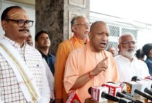 लखनऊ में मुख्यमंत्री योगी आदित्यनाथ ने विधानसभा के मानसून सत्र में विपक्ष के हंगामे पर समाजवादी पार्टी की कड़ी आलोचना की। उन्होंने कहा कि सपा के विरोध के कारण युवाओं, किसानों, महिलाओं, गरीबों और सामाजिक कल्याण से जुड़ी योजनाओं पर सार्थक चर्चा नहीं हो सकी। मुख्यमंत्री ने बताया कि 59 हजार करोड़ रुपये से अधिक के अनुपूरक बजट में रोजगार, पेंशन, मानदेय वृद्धि, आउटसोर्सिंग कर्मियों की सामाजिक सुरक्षा और विकास परियोजनाओं के लिए विशेष प्रावधान किए गए हैं।