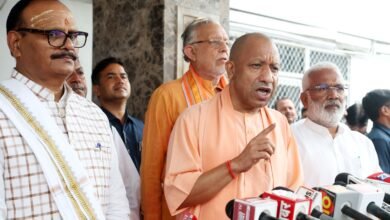 लखनऊ में मुख्यमंत्री योगी आदित्यनाथ ने विधानसभा के मानसून सत्र में विपक्ष के हंगामे पर समाजवादी पार्टी की कड़ी आलोचना की। उन्होंने कहा कि सपा के विरोध के कारण युवाओं, किसानों, महिलाओं, गरीबों और सामाजिक कल्याण से जुड़ी योजनाओं पर सार्थक चर्चा नहीं हो सकी। मुख्यमंत्री ने बताया कि 59 हजार करोड़ रुपये से अधिक के अनुपूरक बजट में रोजगार, पेंशन, मानदेय वृद्धि, आउटसोर्सिंग कर्मियों की सामाजिक सुरक्षा और विकास परियोजनाओं के लिए विशेष प्रावधान किए गए हैं।