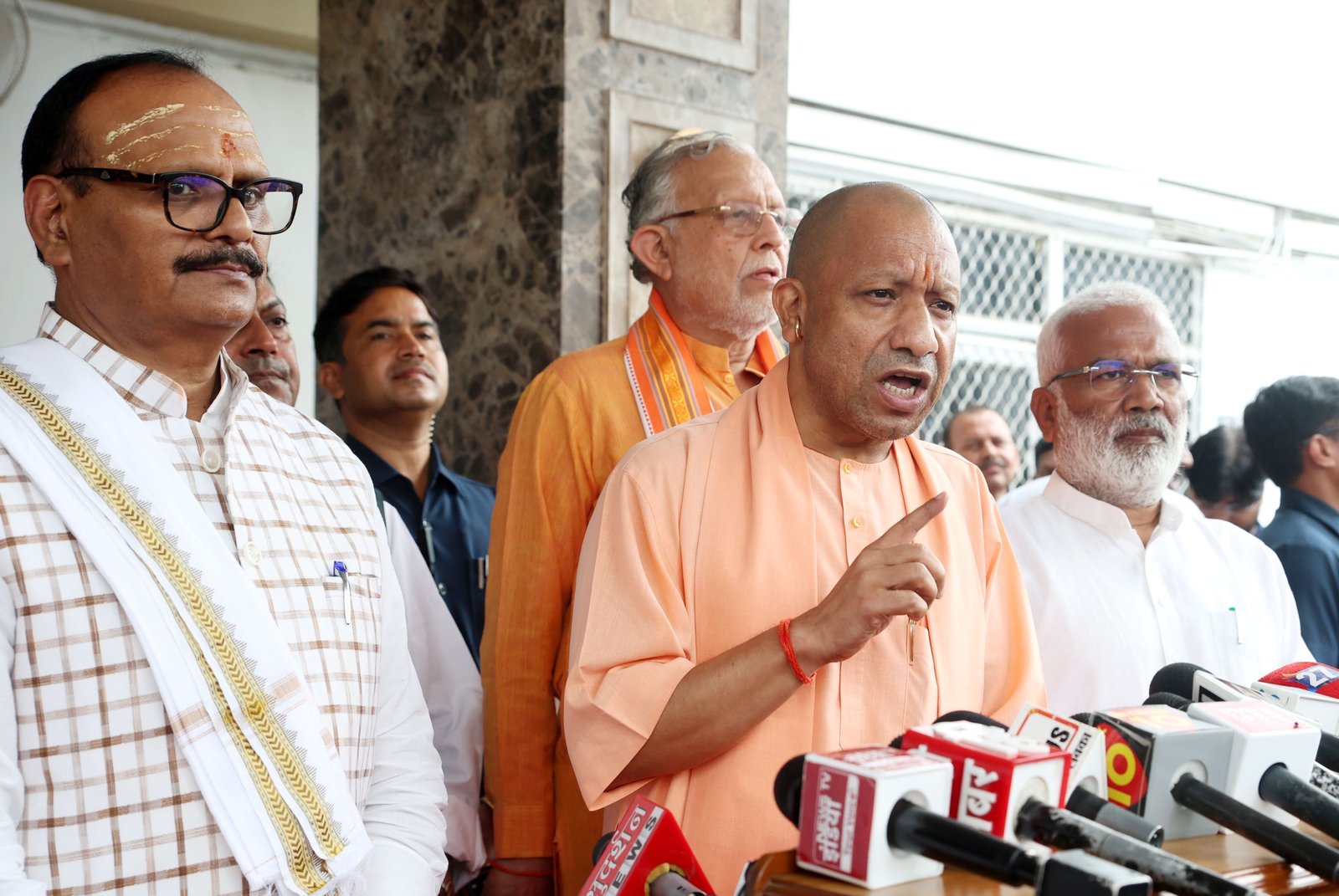 लखनऊ में मुख्यमंत्री योगी आदित्यनाथ ने विधानसभा के मानसून सत्र में विपक्ष के हंगामे पर समाजवादी पार्टी की कड़ी आलोचना की। उन्होंने कहा कि सपा के विरोध के कारण युवाओं, किसानों, महिलाओं, गरीबों और सामाजिक कल्याण से जुड़ी योजनाओं पर सार्थक चर्चा नहीं हो सकी। मुख्यमंत्री ने बताया कि 59 हजार करोड़ रुपये से अधिक के अनुपूरक बजट में रोजगार, पेंशन, मानदेय वृद्धि, आउटसोर्सिंग कर्मियों की सामाजिक सुरक्षा और विकास परियोजनाओं के लिए विशेष प्रावधान किए गए हैं।