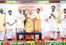 उत्तर प्रदेश सरकार ने विमुक्त एवं घुमंतू समाज के समग्र विकास के लिए घुमंतू विकास बोर्ड के गठन का निर्णय लिया है। मुख्यमंत्री योगी आदित्यनाथ ने कहा कि यह बोर्ड समाज को सम्मानजनक जीवन, शिक्षा, आवास, स्वास्थ्य, आजीविका और सरकारी योजनाओं का लाभ सुनिश्चित करेगा। उन्होंने कहा कि वर्षों से उपेक्षित समुदायों को अब न्याय, पहचान और विकास के समान अवसर मिलेंगे। कार्यक्रम में समाज के प्रतिनिधियों ने इस निर्णय को ऐतिहासिक बताते हुए मुख्यमंत्री का आभार व्यक्त किया।
