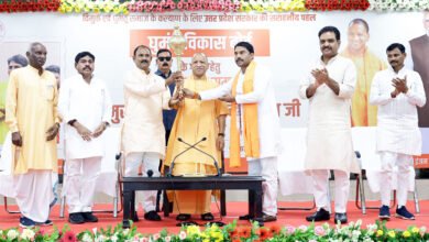 उत्तर प्रदेश सरकार ने विमुक्त एवं घुमंतू समाज के समग्र विकास के लिए घुमंतू विकास बोर्ड के गठन का निर्णय लिया है। मुख्यमंत्री योगी आदित्यनाथ ने कहा कि यह बोर्ड समाज को सम्मानजनक जीवन, शिक्षा, आवास, स्वास्थ्य, आजीविका और सरकारी योजनाओं का लाभ सुनिश्चित करेगा। उन्होंने कहा कि वर्षों से उपेक्षित समुदायों को अब न्याय, पहचान और विकास के समान अवसर मिलेंगे। कार्यक्रम में समाज के प्रतिनिधियों ने इस निर्णय को ऐतिहासिक बताते हुए मुख्यमंत्री का आभार व्यक्त किया।