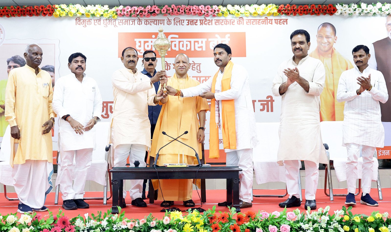 उत्तर प्रदेश सरकार ने विमुक्त एवं घुमंतू समाज के समग्र विकास के लिए घुमंतू विकास बोर्ड के गठन का निर्णय लिया है। मुख्यमंत्री योगी आदित्यनाथ ने कहा कि यह बोर्ड समाज को सम्मानजनक जीवन, शिक्षा, आवास, स्वास्थ्य, आजीविका और सरकारी योजनाओं का लाभ सुनिश्चित करेगा। उन्होंने कहा कि वर्षों से उपेक्षित समुदायों को अब न्याय, पहचान और विकास के समान अवसर मिलेंगे। कार्यक्रम में समाज के प्रतिनिधियों ने इस निर्णय को ऐतिहासिक बताते हुए मुख्यमंत्री का आभार व्यक्त किया।