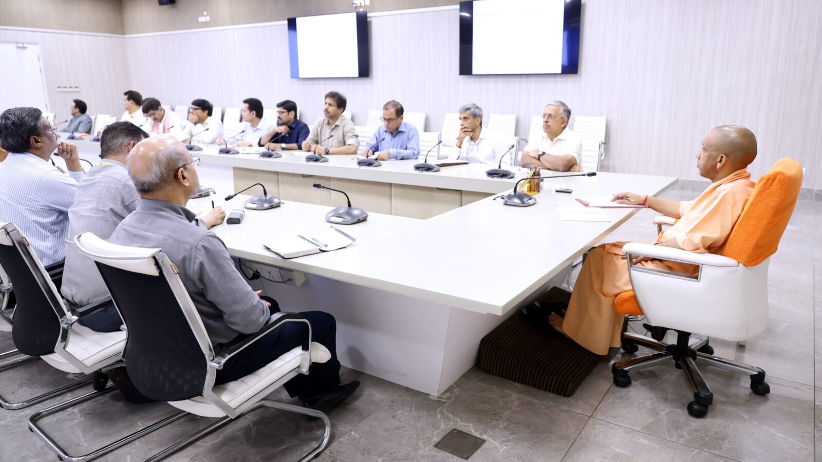 उत्तर प्रदेश के मुख्यमंत्री योगी आदित्यनाथ ने राज्य के युवाओं के समग्र विकास के लिए नई एकीकृत युवा नीति तैयार करने के निर्देश दिए हैं। इसके तहत राज्य युवा आयोग के गठन, युवाओं से सुझाव लेने, AI, रोबोटिक्स, साइबर सुरक्षा, स्टार्टअप, रोजगार, कौशल विकास और खेल सुविधाओं के विस्तार पर विशेष जोर दिया जाएगा। सरकार का लक्ष्य शिक्षा, रोजगार, नवाचार और डिजिटल सशक्तीकरण के माध्यम से युवाओं को भविष्य की चुनौतियों के लिए तैयार करना है।