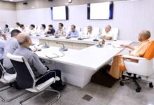 उत्तर प्रदेश के मुख्यमंत्री योगी आदित्यनाथ ने राज्य के युवाओं के समग्र विकास के लिए नई एकीकृत युवा नीति तैयार करने के निर्देश दिए हैं। इसके तहत राज्य युवा आयोग के गठन, युवाओं से सुझाव लेने, AI, रोबोटिक्स, साइबर सुरक्षा, स्टार्टअप, रोजगार, कौशल विकास और खेल सुविधाओं के विस्तार पर विशेष जोर दिया जाएगा। सरकार का लक्ष्य शिक्षा, रोजगार, नवाचार और डिजिटल सशक्तीकरण के माध्यम से युवाओं को भविष्य की चुनौतियों के लिए तैयार करना है।