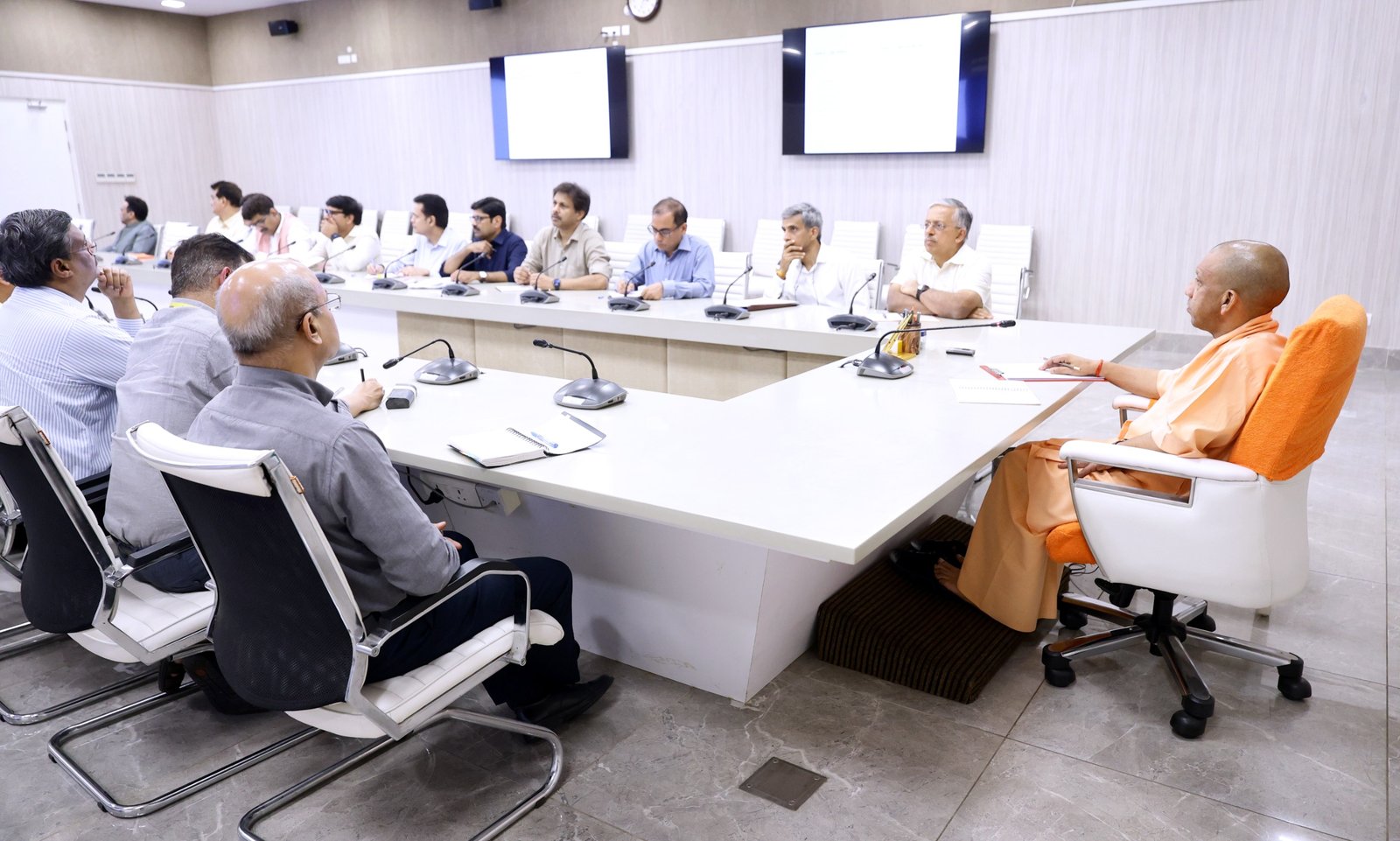उत्तर प्रदेश के मुख्यमंत्री योगी आदित्यनाथ ने राज्य के युवाओं के समग्र विकास के लिए नई एकीकृत युवा नीति तैयार करने के निर्देश दिए हैं। इसके तहत राज्य युवा आयोग के गठन, युवाओं से सुझाव लेने, AI, रोबोटिक्स, साइबर सुरक्षा, स्टार्टअप, रोजगार, कौशल विकास और खेल सुविधाओं के विस्तार पर विशेष जोर दिया जाएगा। सरकार का लक्ष्य शिक्षा, रोजगार, नवाचार और डिजिटल सशक्तीकरण के माध्यम से युवाओं को भविष्य की चुनौतियों के लिए तैयार करना है।