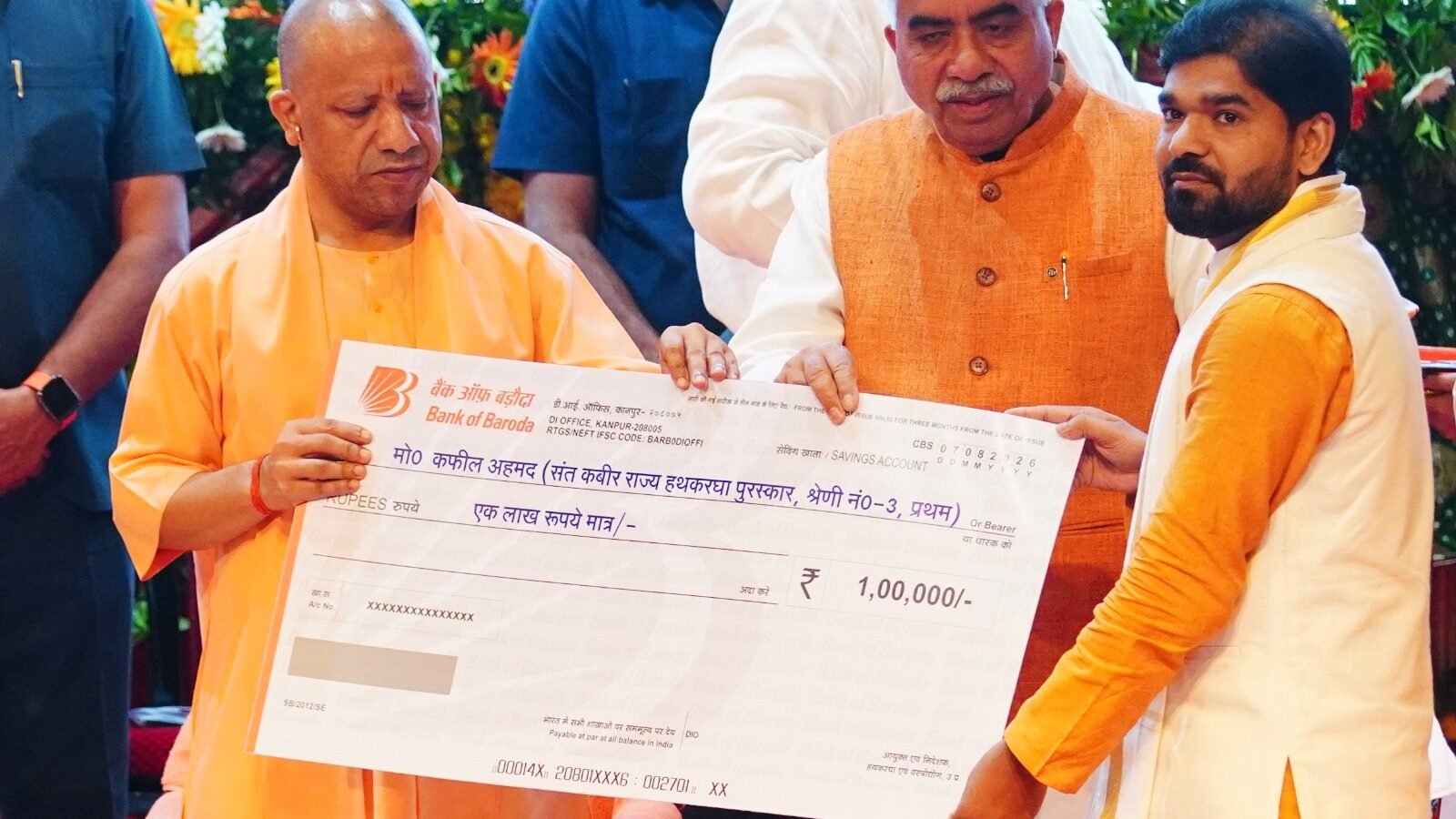 राष्ट्रीय हथकरघा दिवस पर लखनऊ में आयोजित संत कबीर राज्यस्तरीय हथकरघा पुरस्कार समारोह में मुख्यमंत्री योगी आदित्यनाथ ने प्रदेश के उत्कृष्ट बुनकरों और लाभार्थियों को सम्मानित किया। वाराणसी के जमालुद्दीन और प्यारेलाल सहित विभिन्न जिलों के शिल्पकारों को पुरस्कार, चेक और ट्रॉफी प्रदान की गई। साथ ही हथकरघा उद्योग को राष्ट्रीय और अंतरराष्ट्रीय बाजार से जोड़ने के लिए कई महत्वपूर्ण एमओयू भी किए गए, जिससे बुनकरों को नए अवसर और कारोबार का विस्तार मिलेगा।