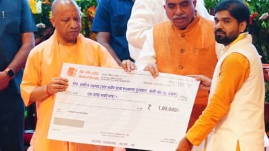 राष्ट्रीय हथकरघा दिवस पर लखनऊ में आयोजित संत कबीर राज्यस्तरीय हथकरघा पुरस्कार समारोह में मुख्यमंत्री योगी आदित्यनाथ ने प्रदेश के उत्कृष्ट बुनकरों और लाभार्थियों को सम्मानित किया। वाराणसी के जमालुद्दीन और प्यारेलाल सहित विभिन्न जिलों के शिल्पकारों को पुरस्कार, चेक और ट्रॉफी प्रदान की गई। साथ ही हथकरघा उद्योग को राष्ट्रीय और अंतरराष्ट्रीय बाजार से जोड़ने के लिए कई महत्वपूर्ण एमओयू भी किए गए, जिससे बुनकरों को नए अवसर और कारोबार का विस्तार मिलेगा।