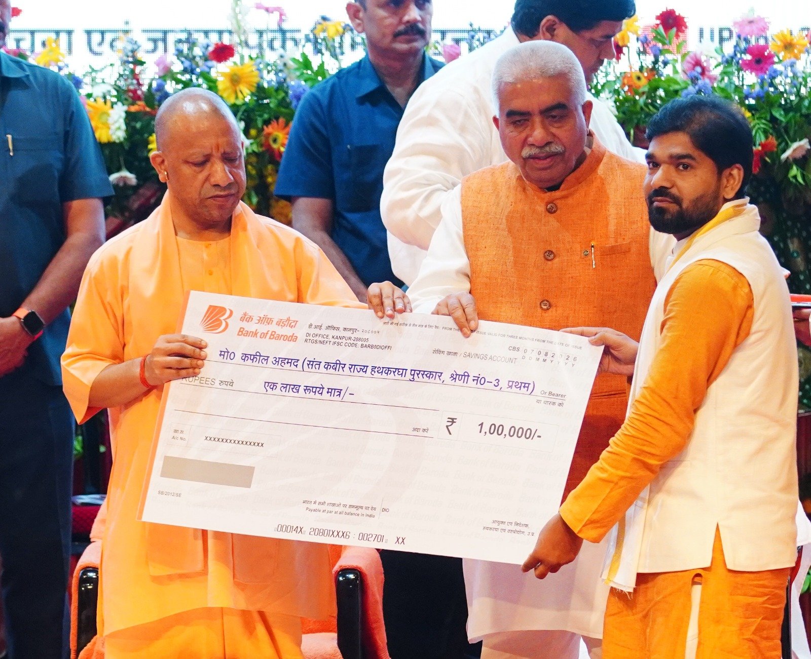 राष्ट्रीय हथकरघा दिवस पर लखनऊ में आयोजित संत कबीर राज्यस्तरीय हथकरघा पुरस्कार समारोह में मुख्यमंत्री योगी आदित्यनाथ ने प्रदेश के उत्कृष्ट बुनकरों और लाभार्थियों को सम्मानित किया। वाराणसी के जमालुद्दीन और प्यारेलाल सहित विभिन्न जिलों के शिल्पकारों को पुरस्कार, चेक और ट्रॉफी प्रदान की गई। साथ ही हथकरघा उद्योग को राष्ट्रीय और अंतरराष्ट्रीय बाजार से जोड़ने के लिए कई महत्वपूर्ण एमओयू भी किए गए, जिससे बुनकरों को नए अवसर और कारोबार का विस्तार मिलेगा।