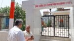 शाहजहांपुर के नवादा गांव में अमर शहीद क्रांतिकारी ठाकुर रोशन सिंह की जन्मभूमि दशकों तक विकास से दूर रही। खन्नौत नदी पर पक्का पुल न होने से बारिश में गांव कई महीनों तक मुख्य मार्गों से कट जाता था। मुख्यमंत्री योगी आदित्यनाथ के हस्तक्षेप के बाद नदी पर पक्का पुल बना और गांव की तस्वीर बदल गई। मुख्यमंत्री स्वयं शहीद के पैतृक गांव पहुंचे और परिवार से मुलाकात की। आज यह पुल ग्रामीणों, किसानों, छात्रों और मरीजों के लिए लाइफलाइन बन चुका है।