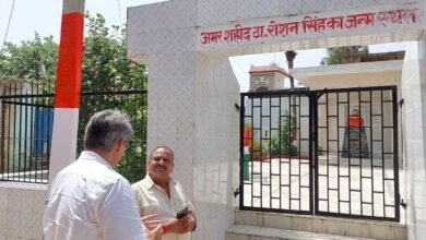 शाहजहांपुर के नवादा गांव में अमर शहीद क्रांतिकारी ठाकुर रोशन सिंह की जन्मभूमि दशकों तक विकास से दूर रही। खन्नौत नदी पर पक्का पुल न होने से बारिश में गांव कई महीनों तक मुख्य मार्गों से कट जाता था। मुख्यमंत्री योगी आदित्यनाथ के हस्तक्षेप के बाद नदी पर पक्का पुल बना और गांव की तस्वीर बदल गई। मुख्यमंत्री स्वयं शहीद के पैतृक गांव पहुंचे और परिवार से मुलाकात की। आज यह पुल ग्रामीणों, किसानों, छात्रों और मरीजों के लिए लाइफलाइन बन चुका है।
