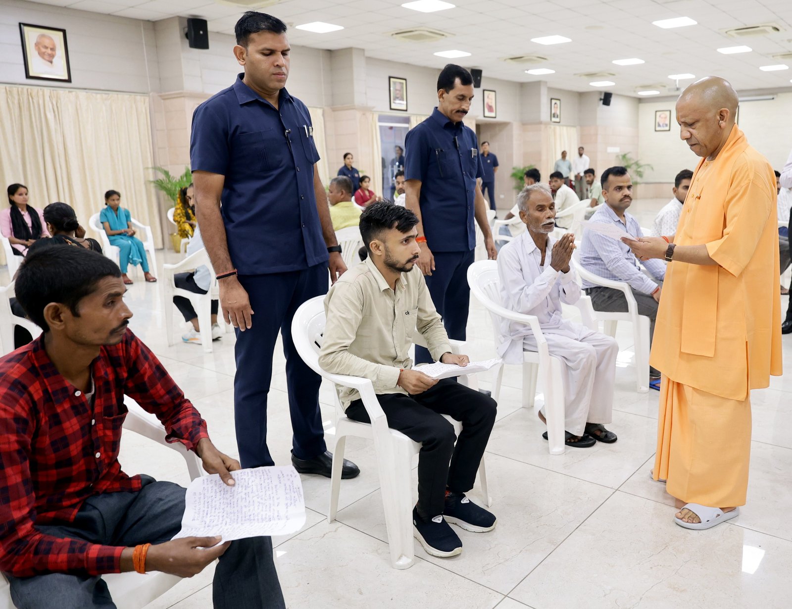 सावन के पहले सोमवार को मुख्यमंत्री योगी आदित्यनाथ ने धार्मिक अनुष्ठानों और मानसून सत्र की व्यस्तता के बावजूद जनता दर्शन आयोजित कर प्रदेशभर से आए लोगों की समस्याएं सुनीं। उन्होंने अधिकारियों को सभी शिकायतों के समयबद्ध, पारदर्शी और संतोषजनक निस्तारण के निर्देश दिए। पुलिस और राजस्व मामलों में विशेष सतर्कता बरतने, अपराधियों के विरुद्ध सख्त कार्रवाई करने तथा पीड़ितों के साथ संवेदनशील व्यवहार सुनिश्चित करने पर मुख्यमंत्री ने विशेष जोर दिया।