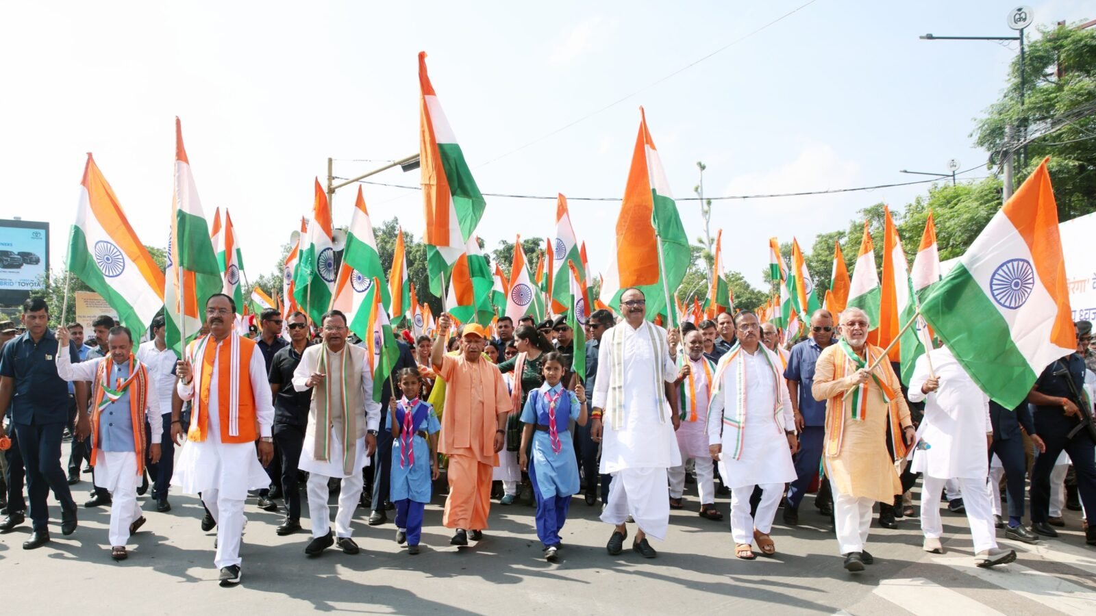 लखनऊ में मुख्यमंत्री योगी आदित्यनाथ ने रविवार को ‘हर घर तिरंगा’ अभियान का शुभारंभ किया। मुख्यमंत्री आवास से विधान भवन तक निकली तिरंगा यात्रा में करीब 25-30 हजार युवाओं समेत भाजपा नेताओं, जनप्रतिनिधियों, महिलाओं और कलाकारों ने भाग लिया। सीएम योगी ने शहीद क्रांतिकारियों और स्वतंत्रता सेनानियों को श्रद्धांजलि देते हुए राष्ट्र प्रथम का संदेश दिया। उन्होंने प्रदेशवासियों से स्वतंत्रता दिवस से पहले अपने घरों पर तिरंगा फहराने की अपील की। यात्रा में राष्ट्रभक्ति, अनुशासन और देशप्रेम का अद्भुत संगम देखने को मिला।