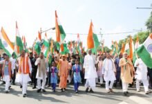 लखनऊ में मुख्यमंत्री योगी आदित्यनाथ ने रविवार को ‘हर घर तिरंगा’ अभियान का शुभारंभ किया। मुख्यमंत्री आवास से विधान भवन तक निकली तिरंगा यात्रा में करीब 25-30 हजार युवाओं समेत भाजपा नेताओं, जनप्रतिनिधियों, महिलाओं और कलाकारों ने भाग लिया। सीएम योगी ने शहीद क्रांतिकारियों और स्वतंत्रता सेनानियों को श्रद्धांजलि देते हुए राष्ट्र प्रथम का संदेश दिया। उन्होंने प्रदेशवासियों से स्वतंत्रता दिवस से पहले अपने घरों पर तिरंगा फहराने की अपील की। यात्रा में राष्ट्रभक्ति, अनुशासन और देशप्रेम का अद्भुत संगम देखने को मिला।