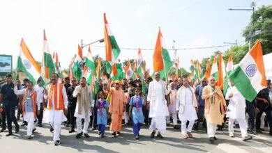 लखनऊ में मुख्यमंत्री योगी आदित्यनाथ ने रविवार को ‘हर घर तिरंगा’ अभियान का शुभारंभ किया। मुख्यमंत्री आवास से विधान भवन तक निकली तिरंगा यात्रा में करीब 25-30 हजार युवाओं समेत भाजपा नेताओं, जनप्रतिनिधियों, महिलाओं और कलाकारों ने भाग लिया। सीएम योगी ने शहीद क्रांतिकारियों और स्वतंत्रता सेनानियों को श्रद्धांजलि देते हुए राष्ट्र प्रथम का संदेश दिया। उन्होंने प्रदेशवासियों से स्वतंत्रता दिवस से पहले अपने घरों पर तिरंगा फहराने की अपील की। यात्रा में राष्ट्रभक्ति, अनुशासन और देशप्रेम का अद्भुत संगम देखने को मिला।