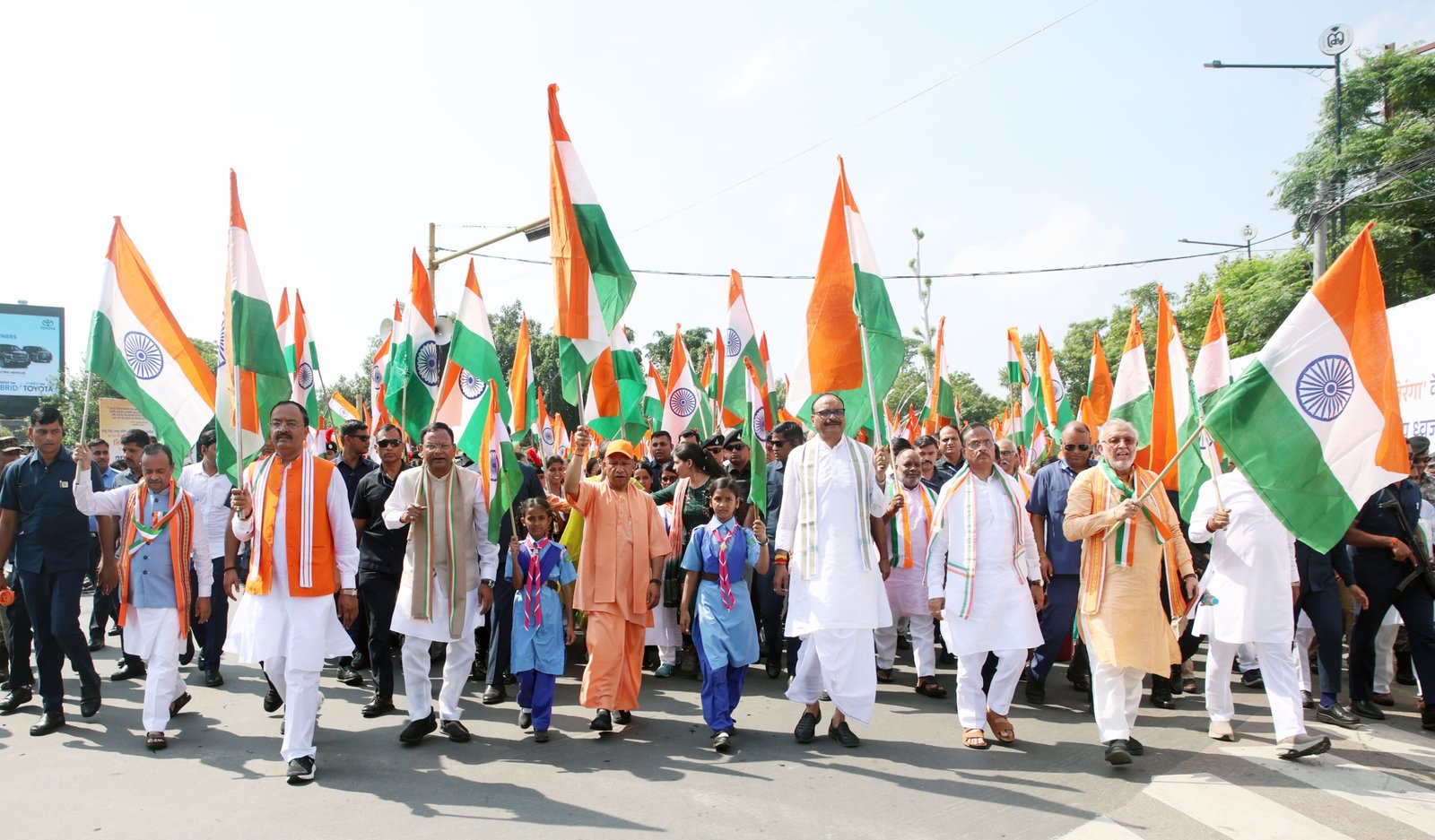 लखनऊ में मुख्यमंत्री योगी आदित्यनाथ ने रविवार को ‘हर घर तिरंगा’ अभियान का शुभारंभ किया। मुख्यमंत्री आवास से विधान भवन तक निकली तिरंगा यात्रा में करीब 25-30 हजार युवाओं समेत भाजपा नेताओं, जनप्रतिनिधियों, महिलाओं और कलाकारों ने भाग लिया। सीएम योगी ने शहीद क्रांतिकारियों और स्वतंत्रता सेनानियों को श्रद्धांजलि देते हुए राष्ट्र प्रथम का संदेश दिया। उन्होंने प्रदेशवासियों से स्वतंत्रता दिवस से पहले अपने घरों पर तिरंगा फहराने की अपील की। यात्रा में राष्ट्रभक्ति, अनुशासन और देशप्रेम का अद्भुत संगम देखने को मिला।