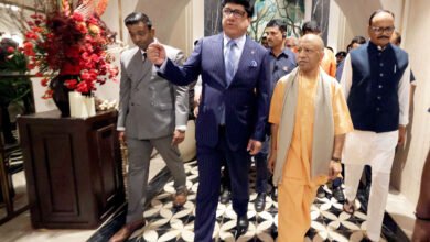 लखनऊ के विभूति खंड में मुख्यमंत्री योगी आदित्यनाथ ने ताज पैलेस होटल का उद्घाटन किया। उन्होंने इसे उत्तर प्रदेश की बढ़ती पर्यटन और हॉस्पिटैलिटी क्षमता का प्रतीक बताते हुए ‘थिंक बिग, थिंक लाइक यूपी’ का मंत्र दिया। मुख्यमंत्री ने कहा कि अयोध्या, काशी, प्रयागराज और मथुरा-वृंदावन समेत प्रमुख पर्यटन केंद्रों में ऐसे आधुनिक होटलों की जरूरत बढ़ रही है। 181 कमरों वाले होटल से प्रत्यक्ष और अप्रत्यक्ष रूप से सैकड़ों लोगों को रोजगार मिलेगा।