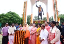 लखनऊ के झंडेवाला पार्क, अमीनाबाद में मुख्यमंत्री योगी आदित्यनाथ ने अमर शहीद गुलाब सिंह लोधी के 91वें बलिदान दिवस पर उनकी प्रतिमा पर पुष्प अर्पित कर श्रद्धांजलि दी। सीएम ने कहा कि 23 अगस्त 1935 को गुलाब सिंह लोधी ने ब्रिटिश हुकूमत को चुनौती देते हुए तिरंगा फहराया और देश के लिए अपना जीवन बलिदान कर दिया। मुख्यमंत्री ने उनके योगदान को याद करते हुए स्वतंत्रता सेनानियों की स्मृतियों को संरक्षित करने और उनके नाम पर संस्थानों का नामकरण जारी रखने की बात कही।
