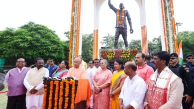 लखनऊ के झंडेवाला पार्क, अमीनाबाद में मुख्यमंत्री योगी आदित्यनाथ ने अमर शहीद गुलाब सिंह लोधी के 91वें बलिदान दिवस पर उनकी प्रतिमा पर पुष्प अर्पित कर श्रद्धांजलि दी। सीएम ने कहा कि 23 अगस्त 1935 को गुलाब सिंह लोधी ने ब्रिटिश हुकूमत को चुनौती देते हुए तिरंगा फहराया और देश के लिए अपना जीवन बलिदान कर दिया। मुख्यमंत्री ने उनके योगदान को याद करते हुए स्वतंत्रता सेनानियों की स्मृतियों को संरक्षित करने और उनके नाम पर संस्थानों का नामकरण जारी रखने की बात कही।