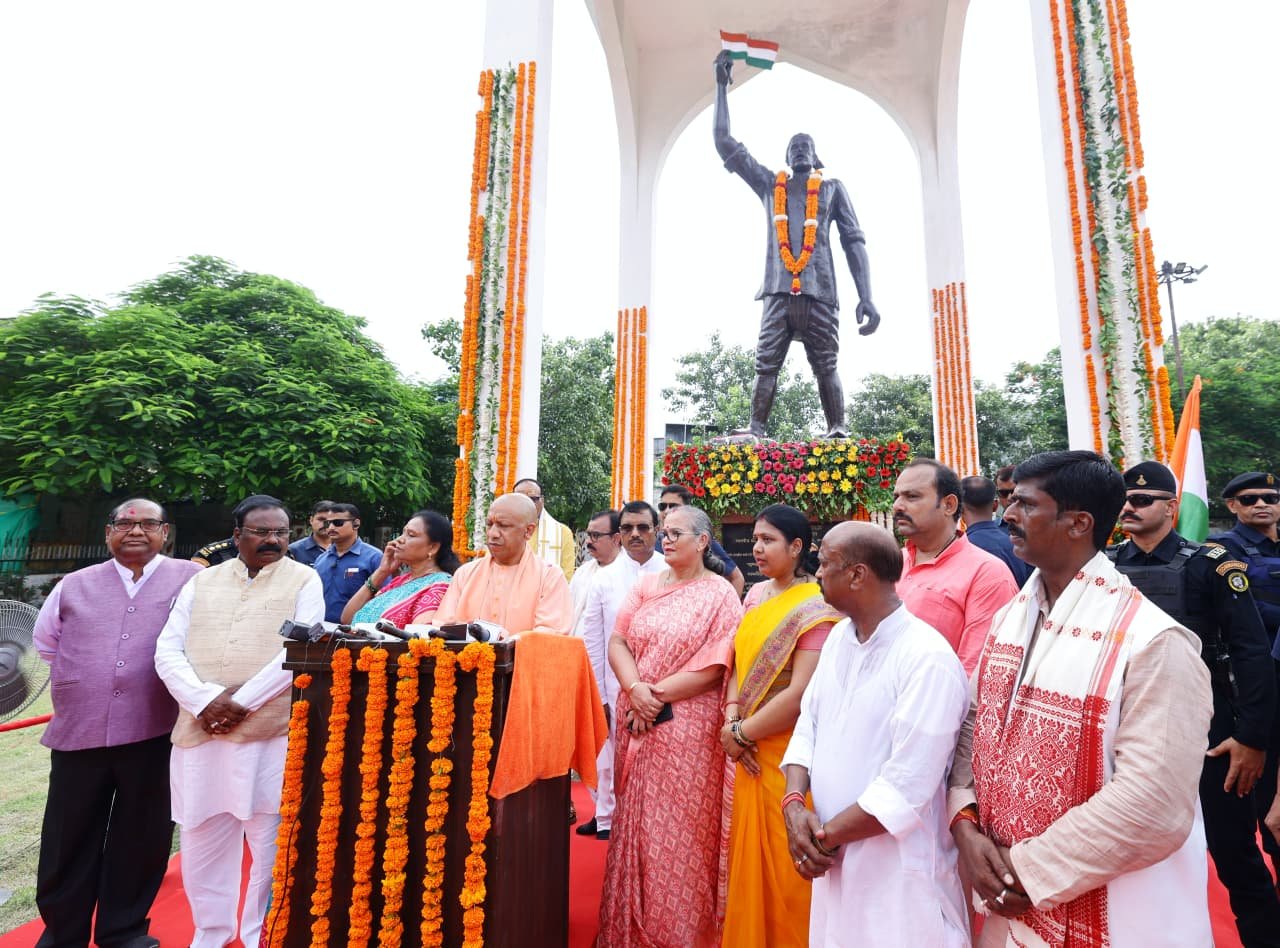 लखनऊ के झंडेवाला पार्क, अमीनाबाद में मुख्यमंत्री योगी आदित्यनाथ ने अमर शहीद गुलाब सिंह लोधी के 91वें बलिदान दिवस पर उनकी प्रतिमा पर पुष्प अर्पित कर श्रद्धांजलि दी। सीएम ने कहा कि 23 अगस्त 1935 को गुलाब सिंह लोधी ने ब्रिटिश हुकूमत को चुनौती देते हुए तिरंगा फहराया और देश के लिए अपना जीवन बलिदान कर दिया। मुख्यमंत्री ने उनके योगदान को याद करते हुए स्वतंत्रता सेनानियों की स्मृतियों को संरक्षित करने और उनके नाम पर संस्थानों का नामकरण जारी रखने की बात कही।