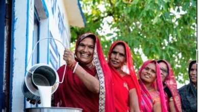 उत्तर प्रदेश में महिला स्वयं सहायता समूह अब ग्रामीण अर्थव्यवस्था की मजबूत कारोबारी ताकत बन रहे हैं। राज्य ग्रामीण आजीविका मिशन से जुड़ी पांच महिला दुग्ध उत्पादक कंपनियों ने 2019 से अब तक ₹5,716.26 करोड़ का कारोबार किया है। 3.88 लाख से अधिक महिलाएं इनसे जुड़ी हैं और 31 जिलों के 6,603 गांवों में रोजाना करीब 12.5 लाख लीटर दूध का संग्रहण हो रहा है। दुग्ध उत्पादन, प्रसंस्करण और विपणन से महिलाओं की आय और उद्यमिता को नई गति मिल रही है।