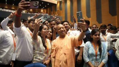 लखनऊ में मुख्यमंत्री योगी आदित्यनाथ ने मिशन रोजगार के तहत 3,446 प्राविधिक सहायकों और 126 मंडी सचिवों को नियुक्ति पत्र वितरित किए। उन्होंने कहा कि उत्तर प्रदेश में नौ वर्षों में 9.30 लाख से अधिक युवाओं को पारदर्शी एवं निष्पक्ष तरीके से सरकारी नौकरियां दी गई हैं। मुख्यमंत्री ने आयोगों को अधियाचन के छह माह के भीतर भर्ती प्रक्रिया पूरी करने के निर्देश दिए। उन्होंने किसानों, कृषि विकास, सिंचाई, एमएसपी, रोजगार और युवाओं की बढ़ती वैश्विक मांग को लेकर सरकार की उपलब्धियां भी गिनाईं।