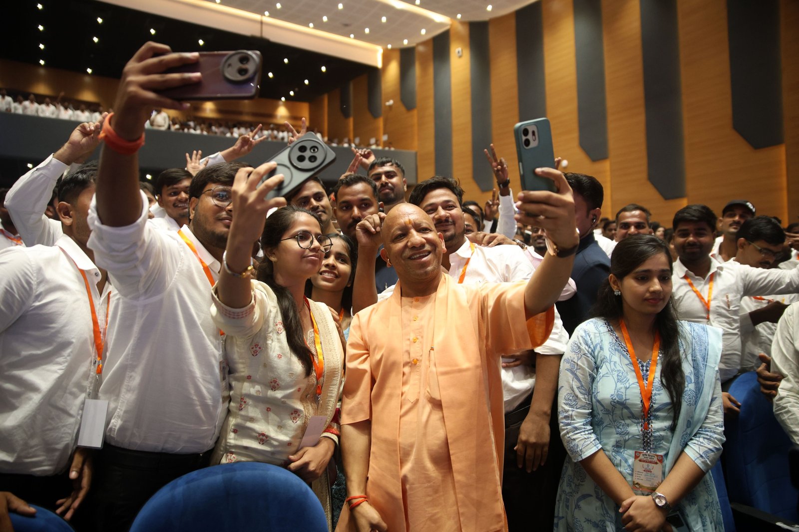 लखनऊ में मुख्यमंत्री योगी आदित्यनाथ ने मिशन रोजगार के तहत 3,446 प्राविधिक सहायकों और 126 मंडी सचिवों को नियुक्ति पत्र वितरित किए। उन्होंने कहा कि उत्तर प्रदेश में नौ वर्षों में 9.30 लाख से अधिक युवाओं को पारदर्शी एवं निष्पक्ष तरीके से सरकारी नौकरियां दी गई हैं। मुख्यमंत्री ने आयोगों को अधियाचन के छह माह के भीतर भर्ती प्रक्रिया पूरी करने के निर्देश दिए। उन्होंने किसानों, कृषि विकास, सिंचाई, एमएसपी, रोजगार और युवाओं की बढ़ती वैश्विक मांग को लेकर सरकार की उपलब्धियां भी गिनाईं।