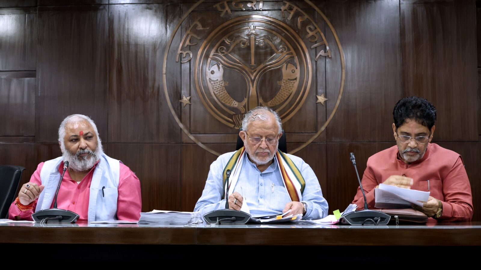 उत्तर प्रदेश में गन्ना किसानों को भुगतान के मामले में योगी सरकार ने बड़ा रिकॉर्ड दर्ज किया है। सरकार के अनुसार अब तक किसानों को 3.25 लाख करोड़ रुपये का गन्ना मूल्य भुगतान किया जा चुका है। वर्तमान पेराई सत्र में 94 प्रतिशत से अधिक भुगतान पूरा हो गया है और 99 चीनी मिलों ने 100 प्रतिशत भुगतान किया है। नौ वर्षों में गन्ना उत्पादन और उत्पादकता में भी वृद्धि हुई है। नई चीनी मिलों, क्षमता विस्तार और खांडसारी इकाइयों से रोजगार के अवसर बढ़े हैं।