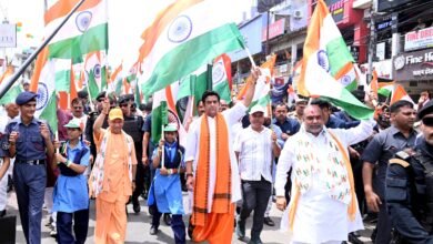 गोरखपुर में मुख्यमंत्री योगी आदित्यनाथ की अगुवाई में सोमवार को भव्य तिरंगा यात्रा निकाली गई। नगर निगम परिसर से रेलवे स्टेशन चौक तक करीब ढाई किलोमीटर लंबी यात्रा में हजारों लोगों ने हाथों में तिरंगा लेकर राष्ट्रभक्ति का संदेश दिया। वंदे मातरम और भारत माता की जय के नारों से पूरा मार्ग गूंज उठा। 16 स्थानों पर पुष्पवर्षा से यात्रा का स्वागत हुआ, जबकि 8 स्थानों पर सांस्कृतिक प्रस्तुतियां आकर्षण का केंद्र रहीं। मुख्यमंत्री ने महाराणा प्रताप की प्रतिमा पर पुष्पार्चन कर यात्रा का समापन किया।